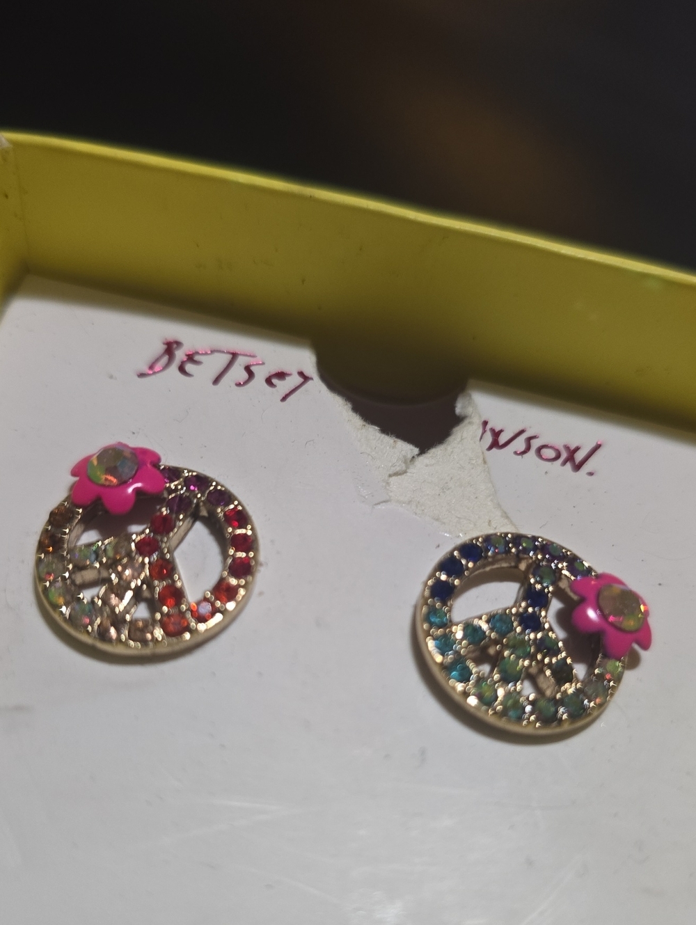 🧚‍♀️Betsey Johnson VERY RARE Love Fest Peace Sign Crystal Stud Earrings NIB